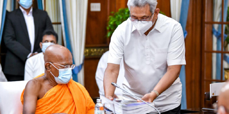 හැම දේටම උත්තර දෙන්න යන්න ඕනෑ නෑ: මහා සංඝරත්නයෙන් ජනපතිට උපදෙස්