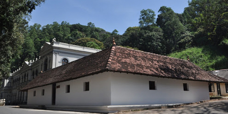 උඩරට රජවරු අන්තඃපුර බිසෝවරු සමඟ තනිවුණු රාජකීය සිරියහනේ  අමුතු බලයක්