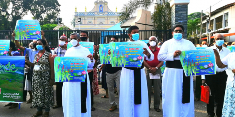 පියතුමන්ලා පාරට බසී (PHOTOS)