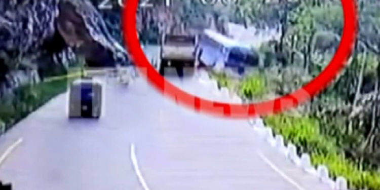 14කට මරු කැඳවමින් බස් එක හෙළට පෙරළෙන හැටි (VIDEO)