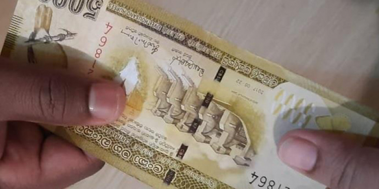 5000 අතට ගන්නේ බලාගෙන: උත්සව කාලෙ හොර නෝට්ටු වැහි වැහැලා