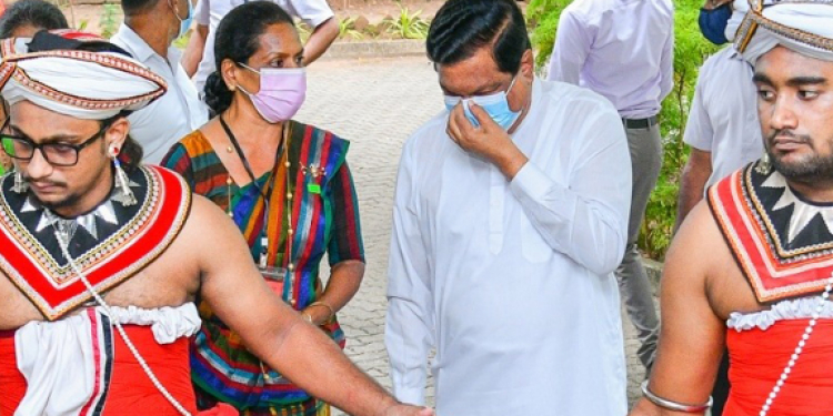 හාල් ප්‍රශ්නෙ විසඳන්න බෑ: ඇමැති රටින් හාල් ගෙන්වයි