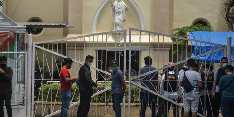‘ගොබ් ඉරිදා’ පළමු දේව මෙහෙයේදී මරාගෙන මැරෙන ප්රහාරයක් (VIDEO)