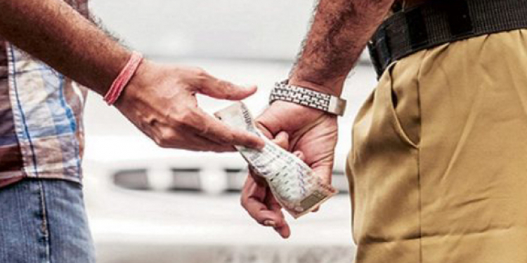 පොලිසිය ඇතුළෙදිම අල්ලස් ගත් OIC අතේ කෝට්: බයවෙච්ච පාර දහදාහම ගිලලා