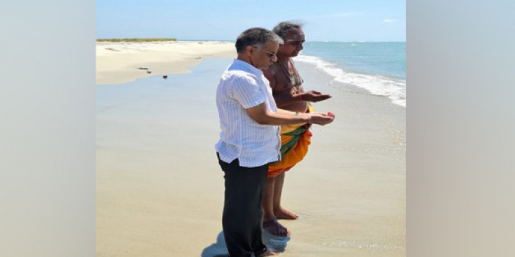 ඉන්දීය මහකොමසාරිස් බාග්ලේ නැගෙනහිරදී පූජාවක් තියයි