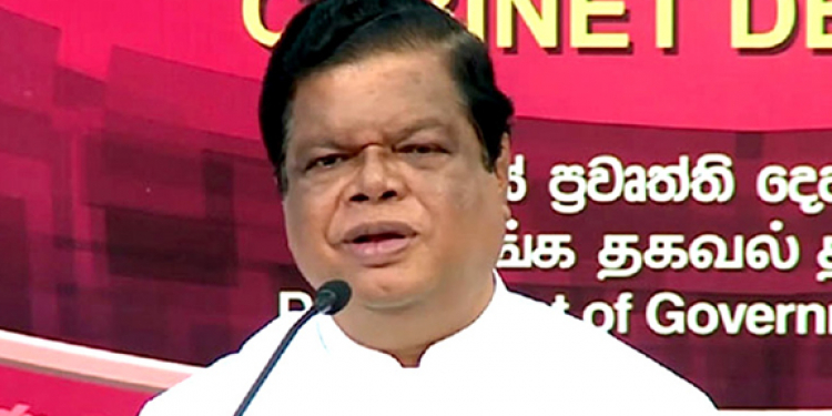 බඩු මිල ගැන ඇහුවාම බන්දුලට යකා නැග මාධ්යවේදියාගේ ඇඟට ගොඩවෙයි (VIDEO)