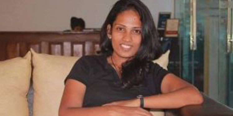 කුරුවිට තරුණියගේ දේහය ගමට අරන් එයි: අවසන් ගෞරව දක්වන්න විශාල සෙනගක් ඇවිත් (VIDEO)