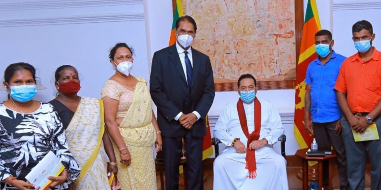 සුපිරි කෝටිපති ජයග්‍රාහකයන්ට අගමැතිතුමන් අතින් චෙක්පත්