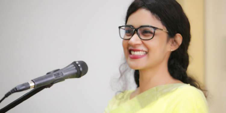 හිතාගන්න බැරි ගමනක් ඇවිත් ඉහළටම ගිය ලංකාවේ ළාබාලතම සන්නිවේදන මහාචාර්යවරිය මව්රටට මුණගැහෙයි