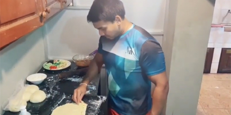 නාමල් රොටි හදනවා දැකලා තියෙනවද? (VIDEO)