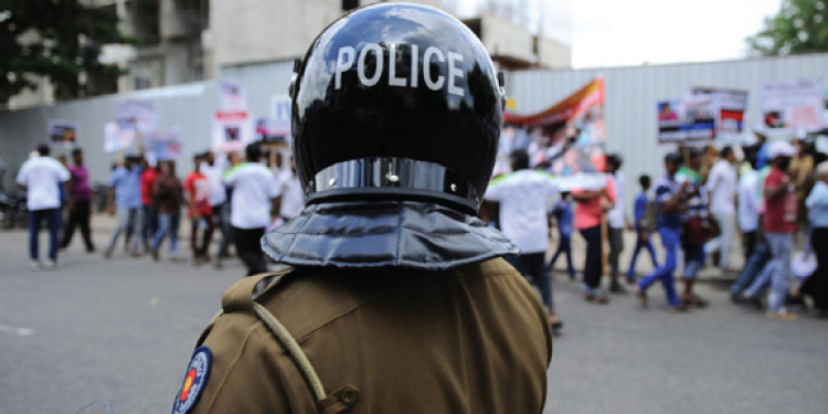 හයියෙන් ආ වෑන් එකක් රාජගිරියේදී පොලිස් නිලධාරියෙක් යට කරන් යයි: දෙන්නෙක් මරුට