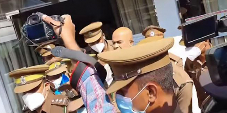 ‘මිනී මරලා නෑ: තොපිට හෙණ ගහනවා…’ -පොලිසියෙන් කුදලගෙන යද්දී රන්ජන්ට වෙච්ච දේ (VIDEO)