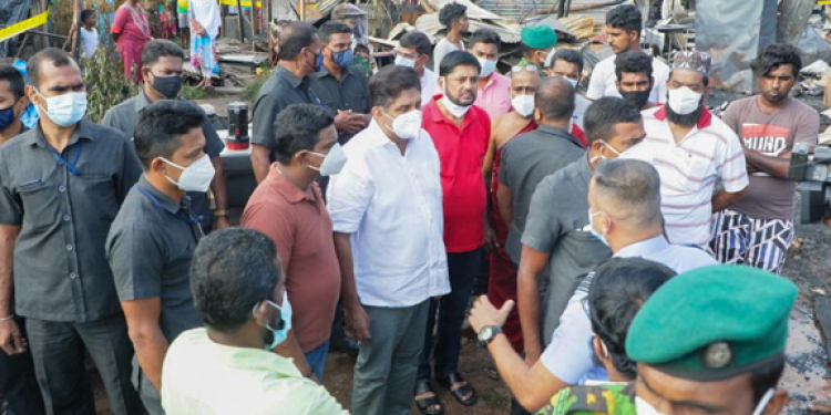 ගින්නේ දුක බෙදාගන්න සජිත් කජීමාවත්තට යයි (PHOTOS)
