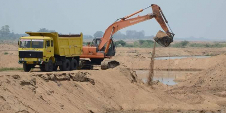 දේශපාලන හෙංචයියන් අමරවීරගෙන් වැලි ලයිසන් 700ක් ඉල්ලලා