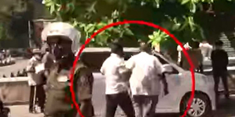 හූ හඬ නිසා ආණ්ඩුවේ මන්ත්‍රීට වාහනෙන් යන්න බැරිවෙයි: බැරිම තැන බැහැලා ත්‍රීවීල් එකකින් යයි (VIDEO)