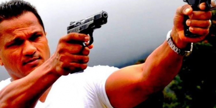 බුත්තල SI කරේ දාගෙන ගිය රහස් මල්ල සොයාගනී: තරුණියගේ හිසට වෙච්ච දේ