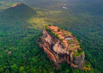 නේවාසික කළමනාකරු නීති කඩා සීගිරි ගල උඩට පාන්දර යාළුවෙක්ව අරන් ගිහින්: ගුටිබැට හුවමාරුවකුත් වෙයි