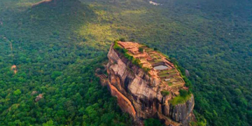 නේවාසික කළමනාකරු නීති කඩා සීගිරි ගල උඩට පාන්දර යාළුවෙක්ව අරන් ගිහින්: ගුටිබැට හුවමාරුවකුත් වෙයි
