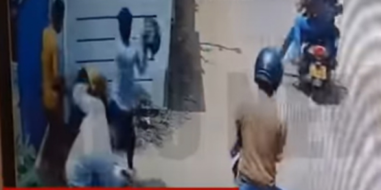 බයික්වලින් ආ මැර පිරිසක් පාර්ලිමේන්තු මන්ත්‍රීගේ නිවෙසට පැන පහර දෙයි (VIDEO)