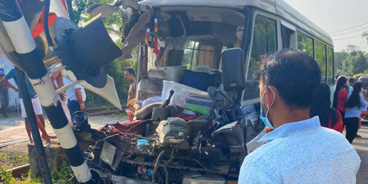 නාගොඩදී කෝච්චියේ හැපී බස් එක චප්පයි: PCR කරන්න ගිය සෞඛ්‍ය සේවකයන් අනූනවයෙන් බේරෙයි