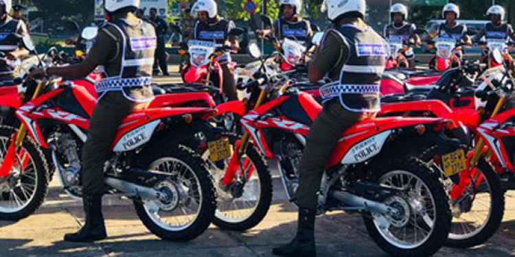 දවස් 4ක් මෝටර් සයිකල් පදින්නේ බලාගෙන