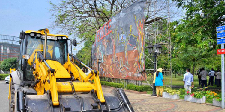 කැලෑ කැපිල්ල නවත්තන්න ඉල්ලූ දැවැන්ත කොළඹ බැනරය ගලවයි! (VIDEO & PHOTOS)