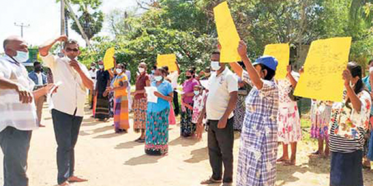 ගම සමග පිළිසඳරේදී ජනපතිගෙන් ප්රශ්න ඇසූ අයකුට කරුවලගස්වැව සභාපති පහර දීලා