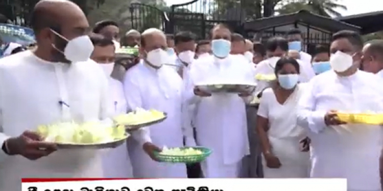 පොහොට්ටු ආණ්ඩුව පෙරළන්න සූදානම්: ශ්රීලනිප ආණ්ඩුවක් හදන බවට මෛත්රීගෙන් මහනුවරදී ප්රතිඥාවක් (VIDEO)