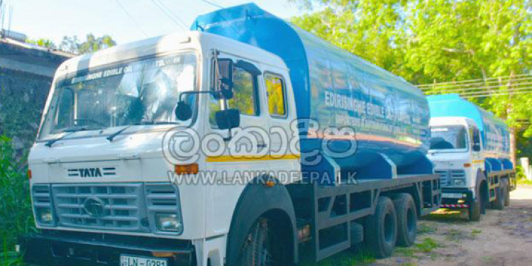 එදිරිසිංහලා දංකොටුවේ හැංගූ වහ පොල්තෙල් කන්ටේනර් 2ක් අහුවෙයි