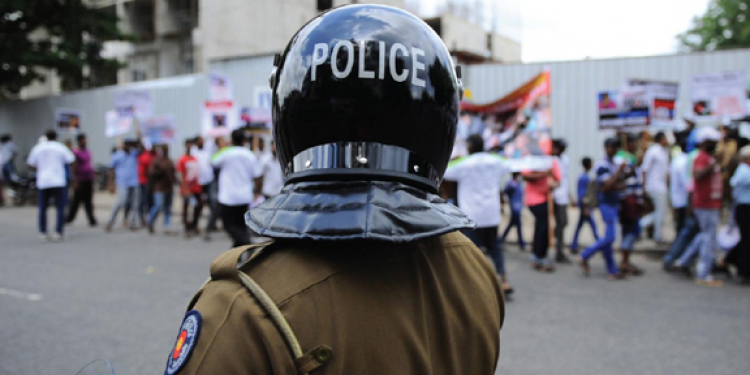 පොලිසියේ තවත් කුප්ප වැඩක් එළියට: ගංජා කියා සිසුවා අත්අඩංගුවට අරන් කුඩුත් එක්ක උසාවි දාලා (VIDEO)