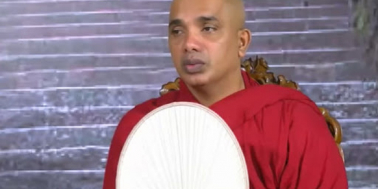 අවුරුදු 23ක කොල්ලෙක් කාශ්යප හිමිගේ ඇක්ෂියෝ කාර් එක හොරකම් කරන් ගිහින් (VIDEO)