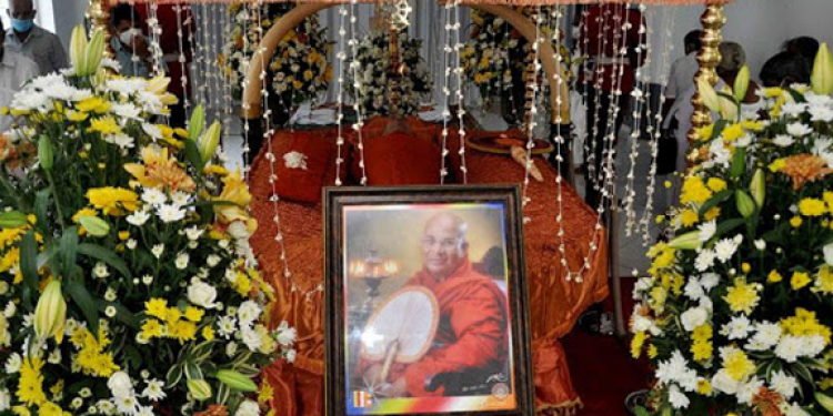 අමරපුර මහනාහිමිගේ ආදාහන පූජෝත්සවයට ආ ලේකම් හිමිගේ වාහනය හොරු කඩලා