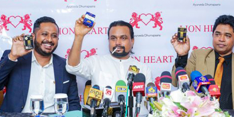 විමල් ප්‍රසිද්ධියේ සිගරට් එකක් බී රටටම ආදර්ශයක් දෙයි