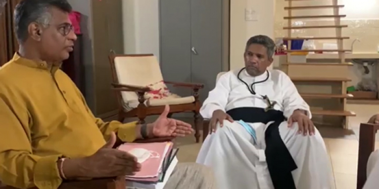 චම්පික පියතුමන්ලා එක්ක කරපු සාකච්ජාවක වීඩියෝවක් එළියට එයි (VIDE0)