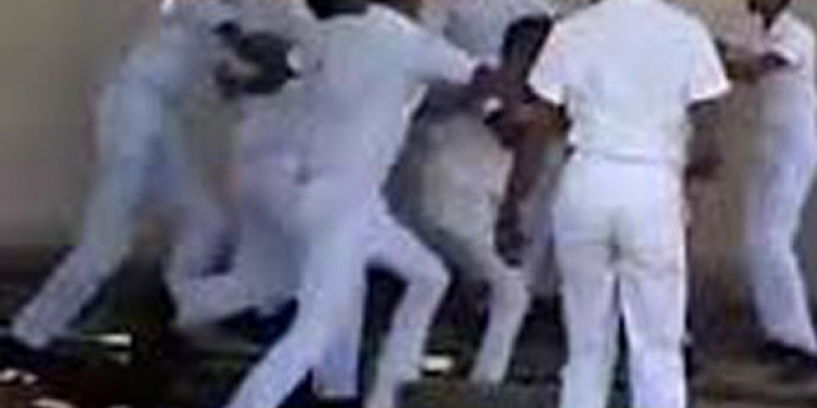 පාසල් 2ක් මරාගනී: සිසුවකුගේ ඇහැකට බරපතළයි