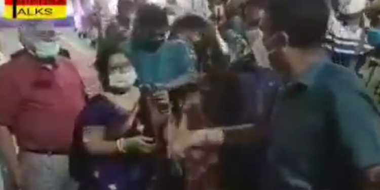 මගුල් ගෙයකට පොලිසිය පනී! මනාලයාගේ බෙල්ලෙන් අල්ලන් යයි!! අමුත්තන්ට ගහලා පන්නයි!!! (VIDEO)