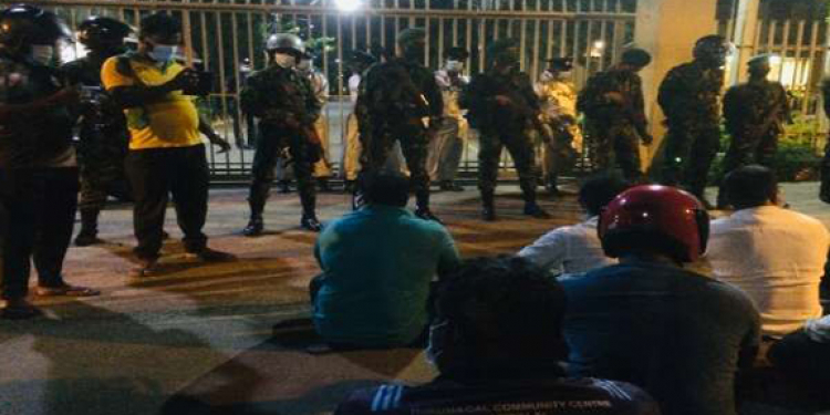 කඩා දැමූ යාපන සරසවියේ යුද ස්මාරකය යළි හදයි