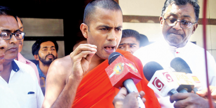 පොලිස් ජිප් එකට ගල් ප්රහාරයක්: ජඹුරේවෙළ චන්ද්රරතන හිමි අත්අඩංගුවට