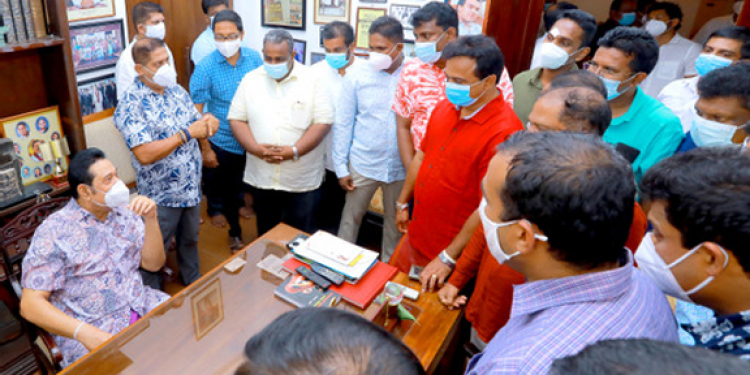 පසුපෙළ මහින්දව බලන්න කැවිලි පෙවිලි අරන් කාල්ටන් ගිහින්