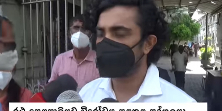 චීන ඇමැතිට හෝන් ගහපු කොල්ලා සමාව ඉල්ලයි! (VIDEO)