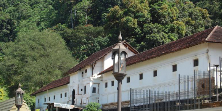 මහනුවර රජවාසලේ තාමත් ඉන්න රාජසිංහ දියණිය