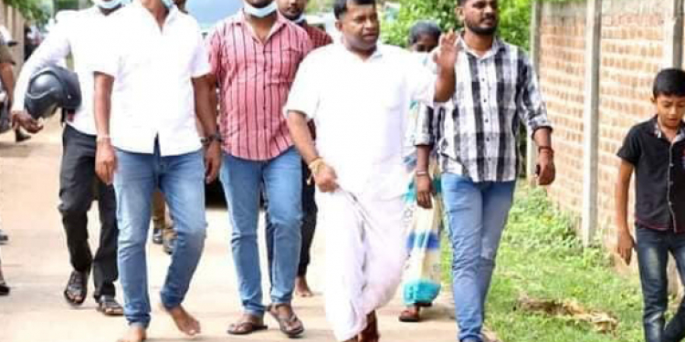 නාමල් ආ රැස්වීමේදී පිල්ලෙයාන්  ජල්ලියක් අල්ලයි