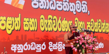 පළාත් සභා තියන්න: හාමුදුරුවන්ට එරෙහිව හාමුදුරුවෝ පාරට බසිති