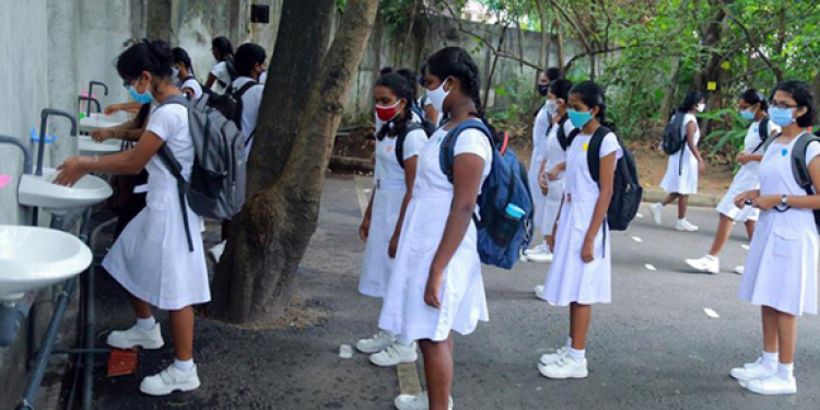 විශ්වවිද්යාල වැහුවත් පාසල් වහන්නේ නෑ
