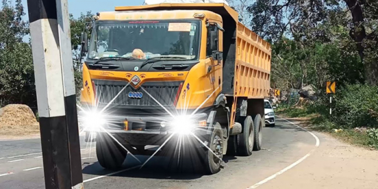 ටිපර් ඩ්රයිවර් තවත් පොලිස් නිලධාරියෙක් යට කරගෙන යයි