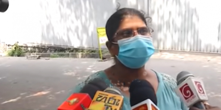 4 පාරක් නහයට පෙට්රල් දාලා මගේ මහත්තයාව ගහලා මරලා: ගල්කිස්ස පොලිසියට බරපතළ චෝදනාවක් (VIDEO)