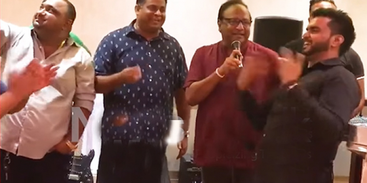 පොලිස් ඇමැතියි අරුන්ධිකයි සින්දු කියලා විනෝද වෙන වීඩියෝ එකක් (VIDEO)