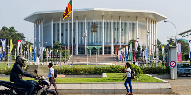 දැනදැනම කොරෝනා හැදුණු සිසුවා ‘ලන්ඩන් ඕලෙවල්’ ලියන්න BMICH යවලා!