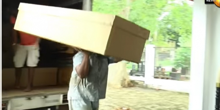 කොරෝනා සිරුරු ආදාහනයට කාඩ්බෝඩ් මිනී පෙට්ටි ඇවිත්! වියදම 10,000යි!! (VIDEO)