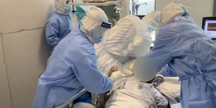 එළියට බහින්න කලින් ICU එකක වැඩකරන වෛද්‍යවරියක් කියන පපුව පිච්චිලා යන මේ කතාව කියවලම යන්න…